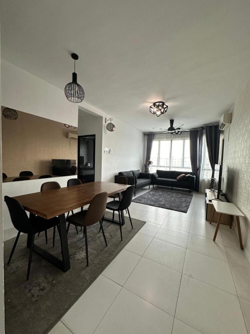 Kyra The Heights Melaka Wifi, Netflix & Pool Apartment *